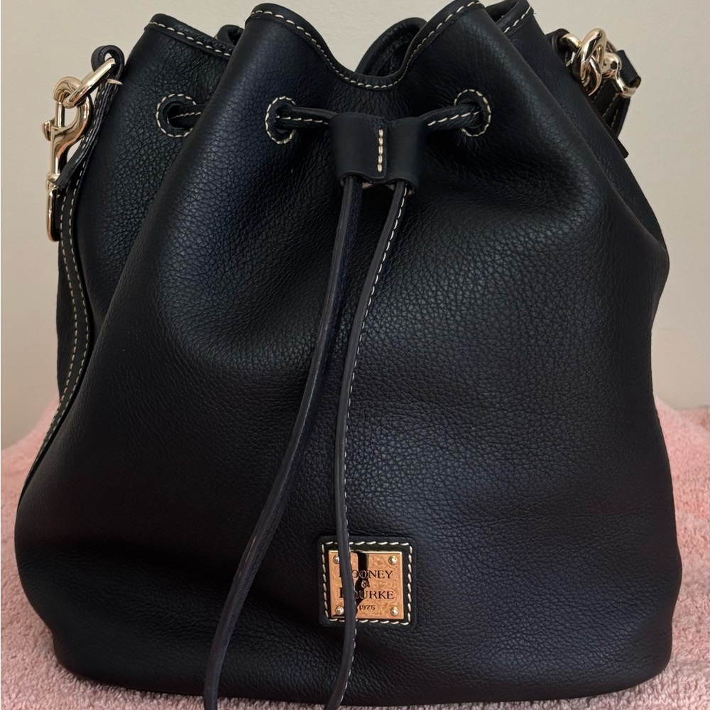 Dooney & Bourke Black Leather Drawstring Shoulder Bag Excellent Condition